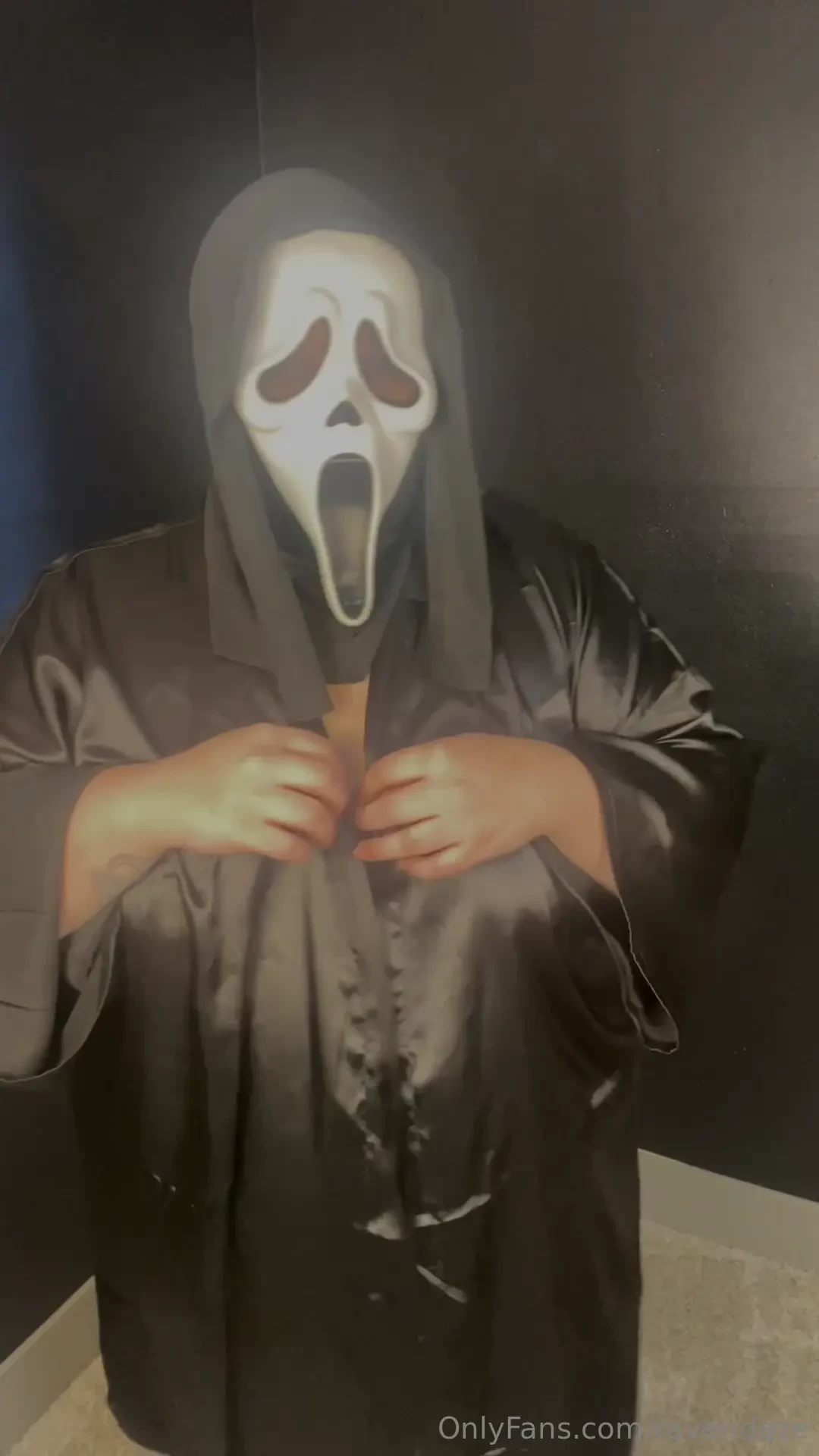 Ghostface goes over the rules of how to survive a scary movie 