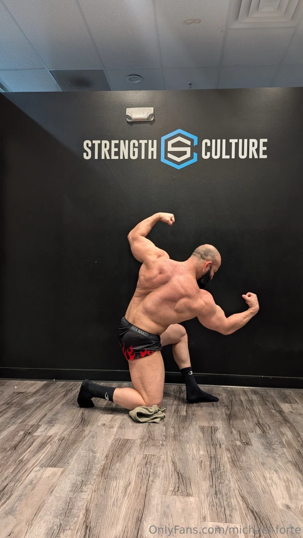 Thinking about doing some live posing flexing sessions here a few 