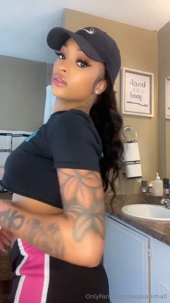 Pov slidin these bottoms off shakin this juicyy ass n throwing it back 