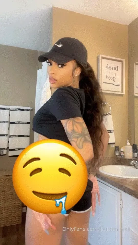 Gets to see me pullin dem booty shorts 0 is it daddy go 