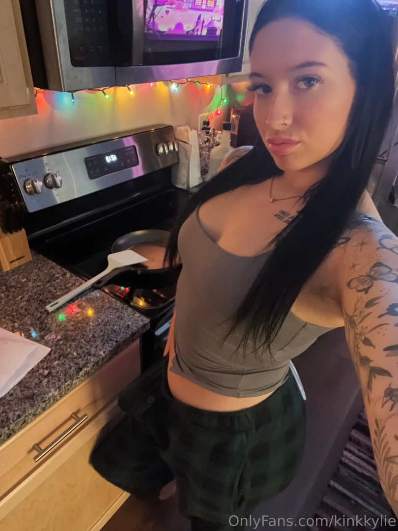 Cooking up something delicious but i m the real snack 