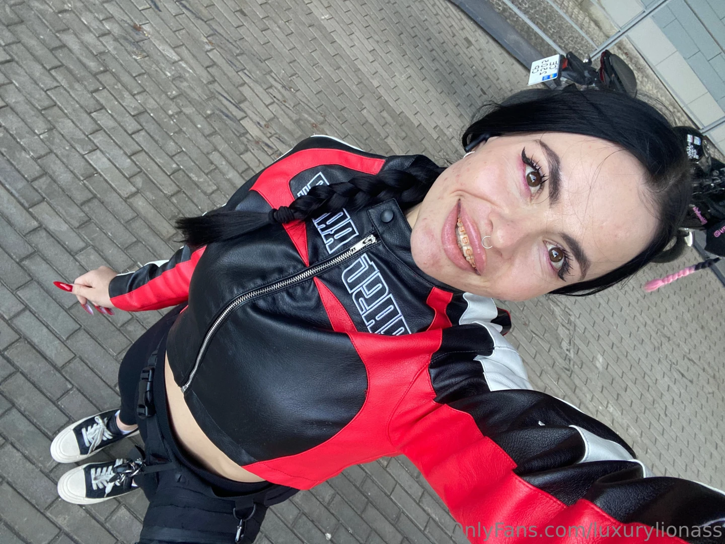 Hi how do you like my outfit 