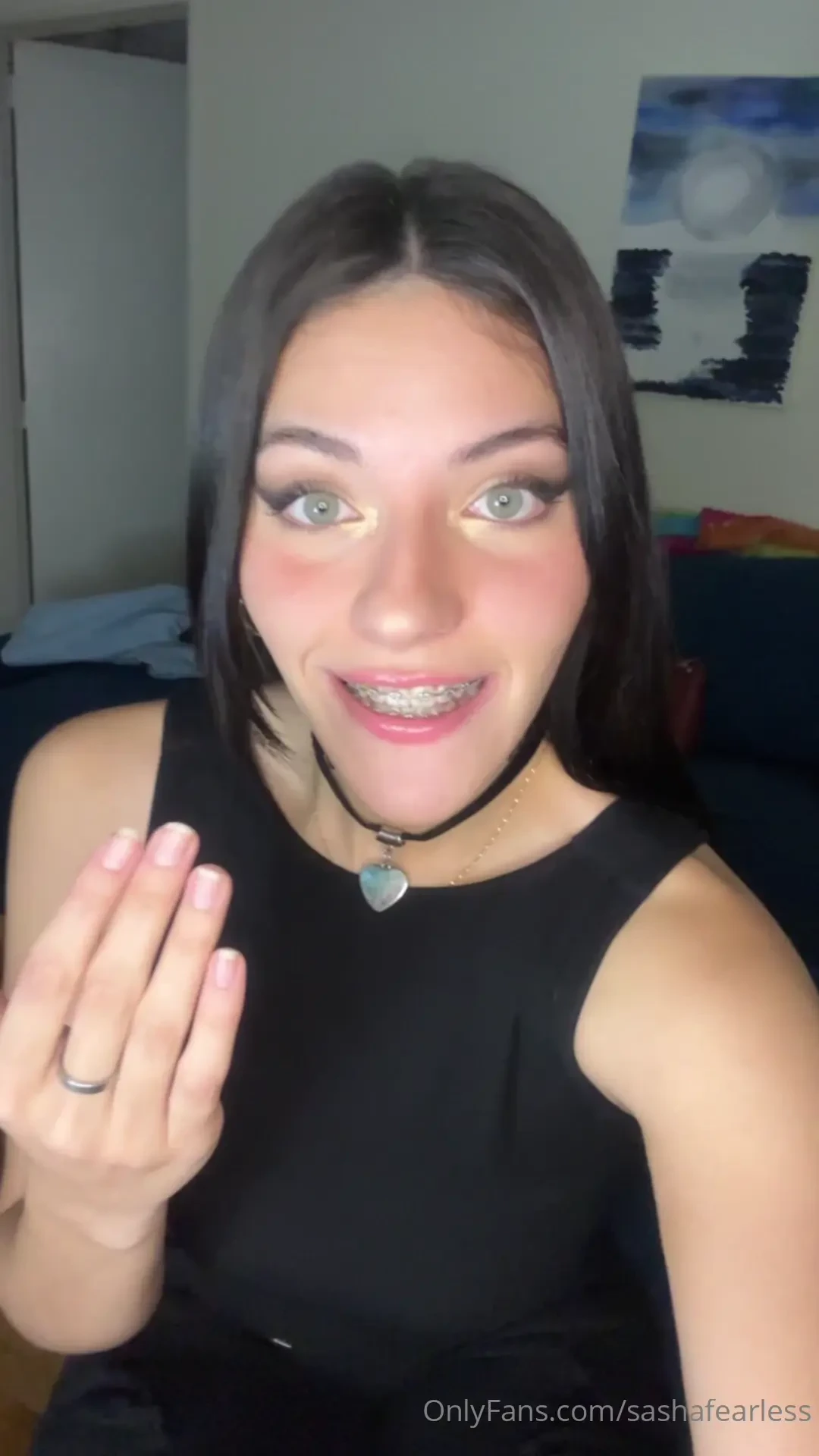 Dont be afraid come with mommy and her big amazing mouth 