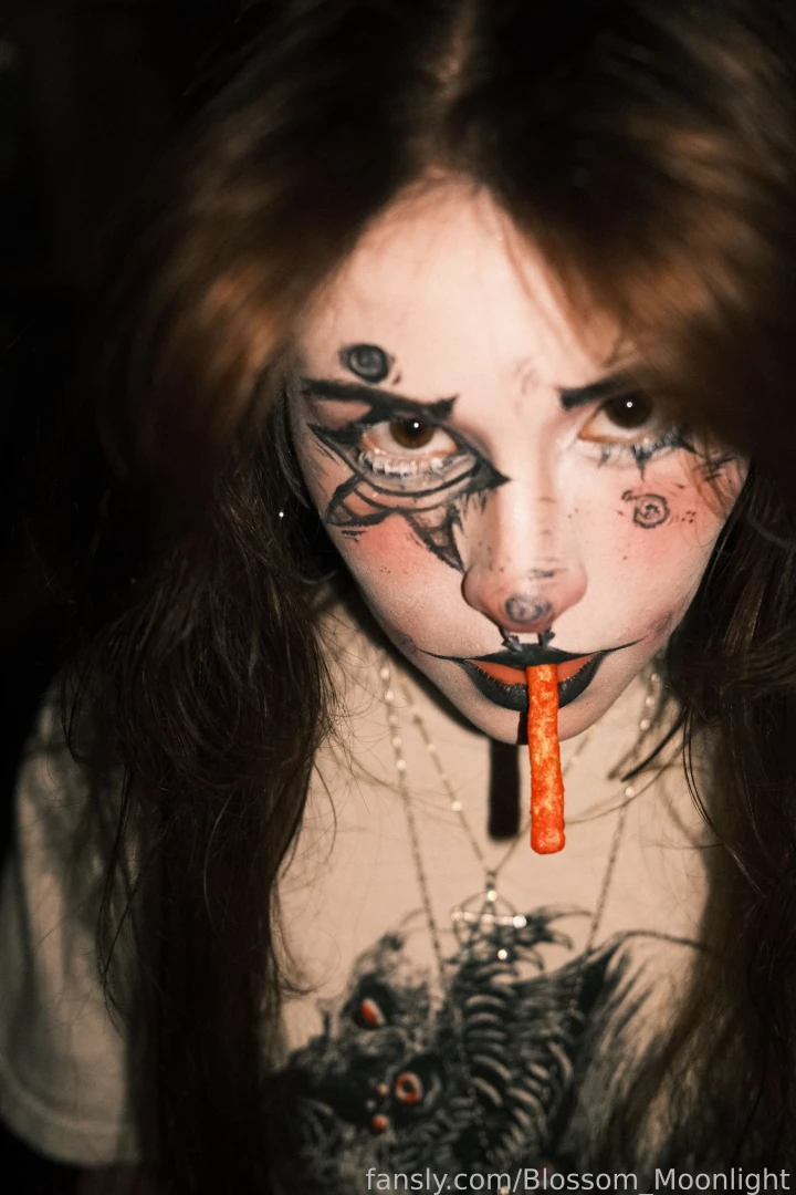 Eat hot chip and lieeeee cute clown eyes goth egirl hotchip food eat part 1 