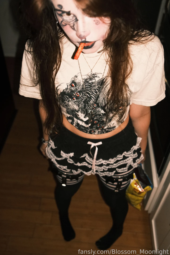 Eat hot chip and lieeeee cute clown eyes goth egirl hotchip food eat part 2 