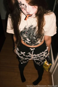 Eat hot chip and lieeeee cute clown eyes goth egirl hotchip food eat part 2