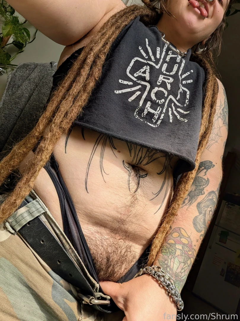 Thongs and cargo shorts 