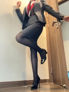 I ve got a big meeting tomorrow and i can t decide which heels to wear part 1