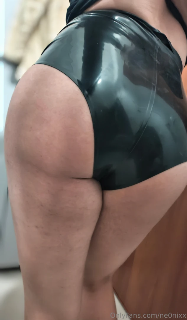 Please slap my dirty latex ass make it red 