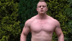 Oiling and flexing these massive fucking muscles just for my fans
