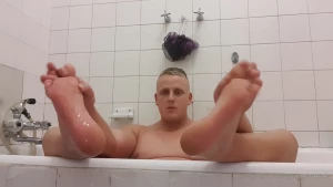 Showing off these perfect soles for you in the bath