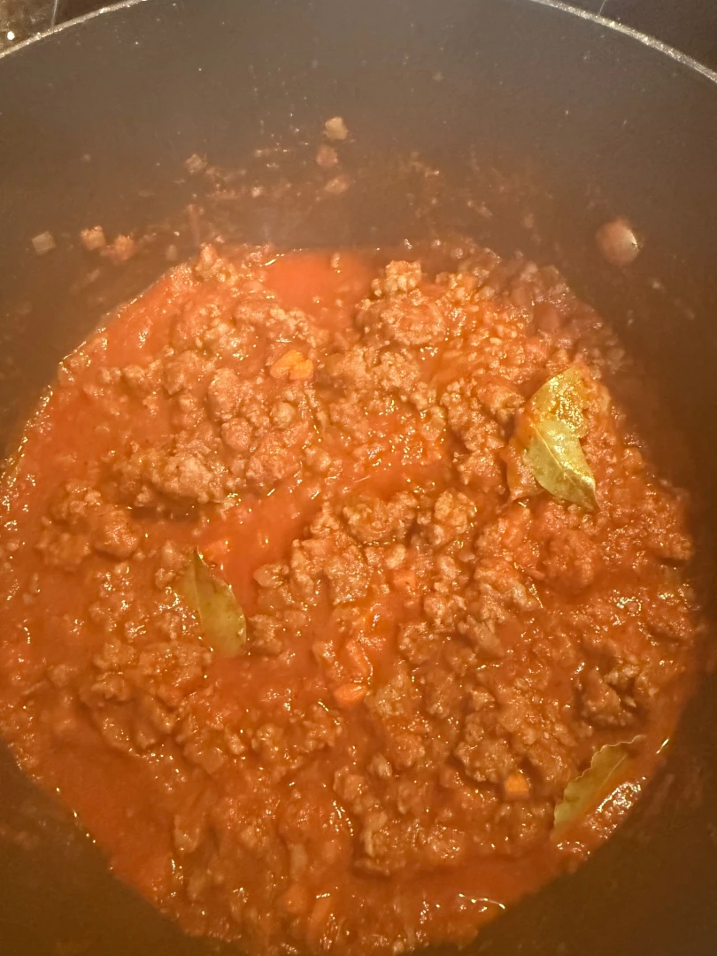 Does anyone like a man that cooks and wanna share some bolognese with 