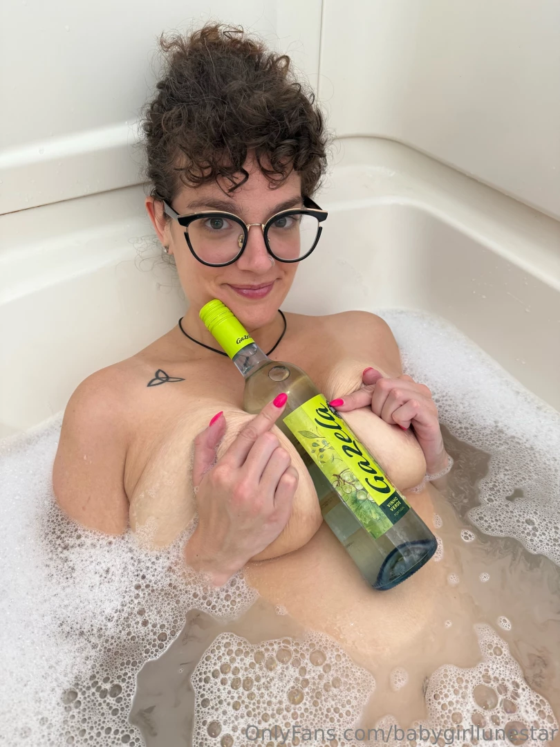 Celebrating portugal day with this bottle of portuguese wine and a 