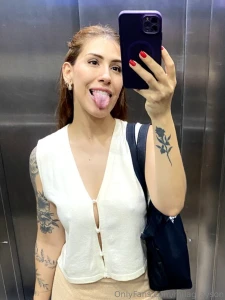 What catches your eyes more my tongue or my headlights on