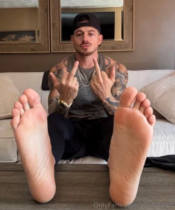 Undressing these sweaty feet after the gym