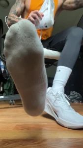 Happy footfetishfriday watch me undress my feet after a 2 hour gym