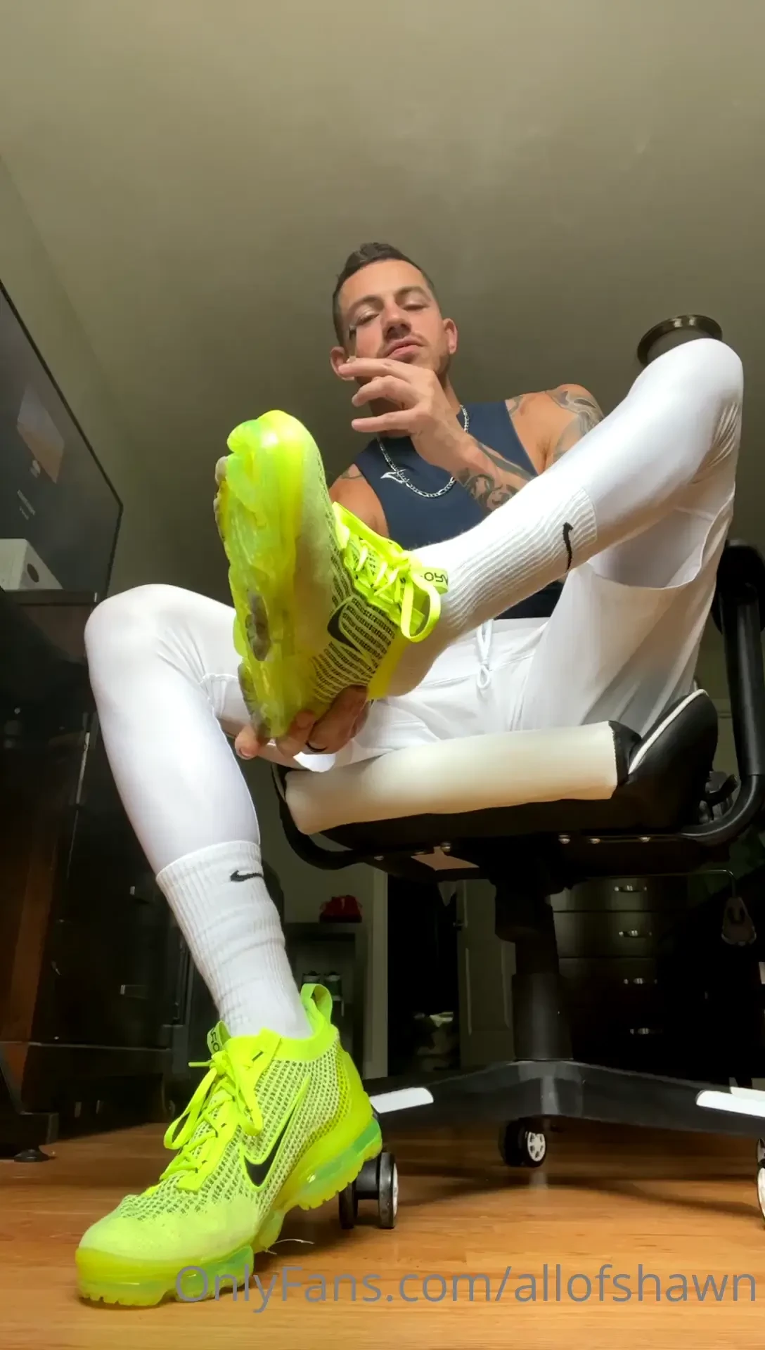 Happy footfetishfriday it s time to hand over those taxes to my greedy 