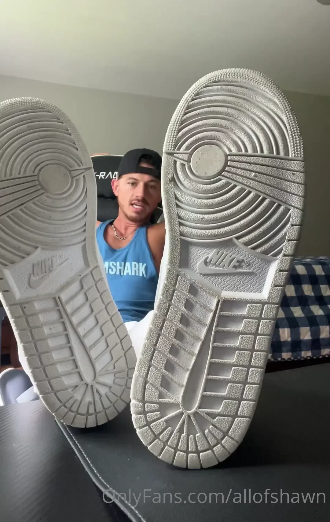 Happy foot fetish friday worship my sexy nikes and my big bare feet 