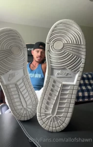 Happy foot fetish friday worship my sexy nikes and my big bare feet