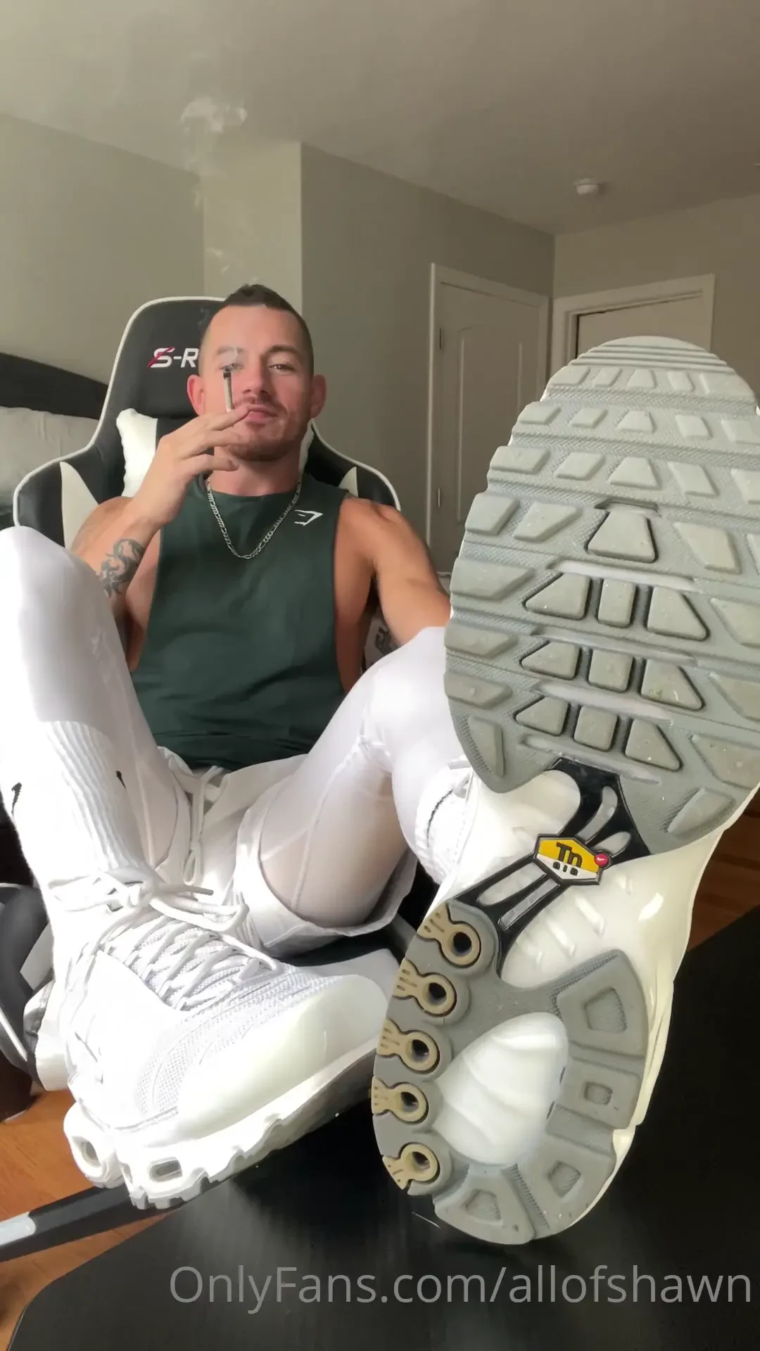 Happy footfetishfriday come enjoy some chill laid back feet content 