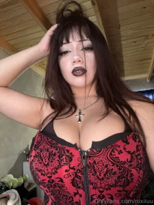 Me compr un hermoso corset de vampira les gusta