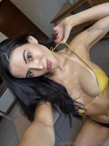 Do i look good in yellow babe id love to know what my rate is 1-10 why