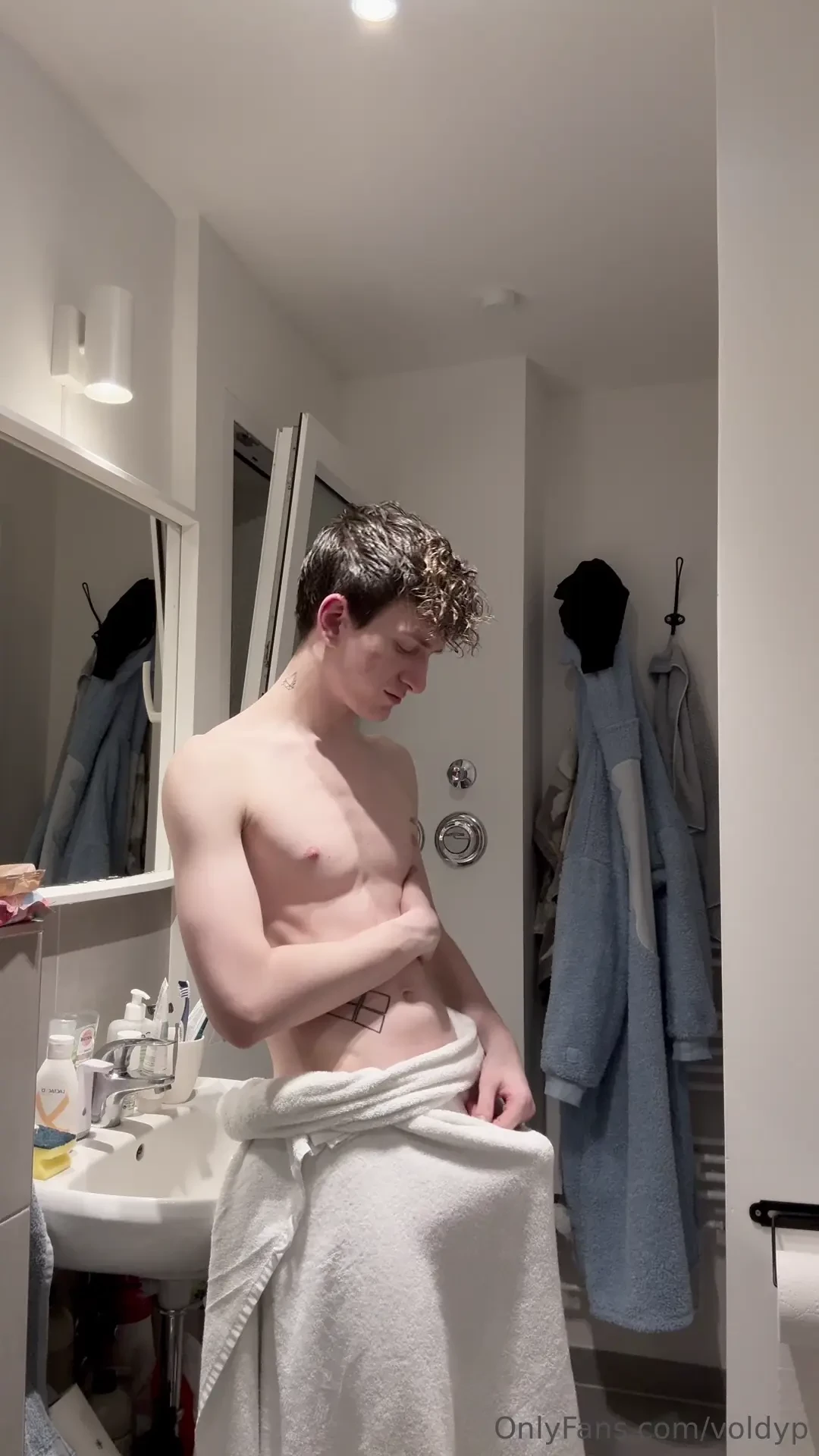 Voly s waiting for his new video to come out tonight 