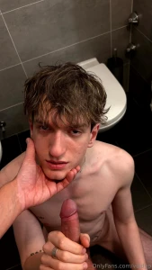 Come and fuck me in the toilet room