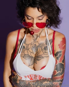 I know what else has a juicy cherry-red center it s my pussy