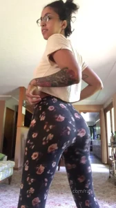 A little booty shaking to kick you out of bed babe