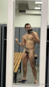 Mostrando el pico en los camarines