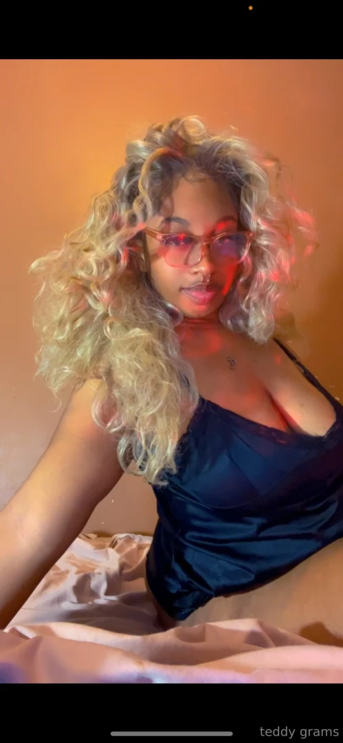 Hey guys happy monday my loves 