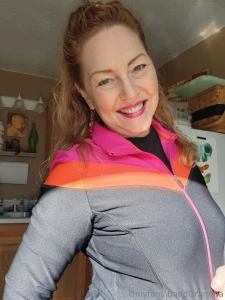 I was feeling kind of cute in these yoga pants so i thought i d grab a