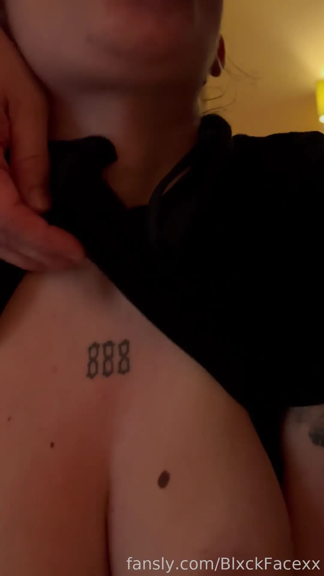 Mamada rica con la camiseta subida 