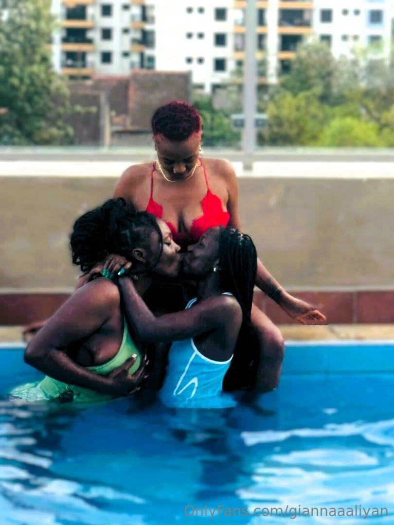 Kissing in the pool throbgodess sexylolly69 