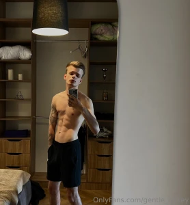 Checking the form can t go without a mirror selfie