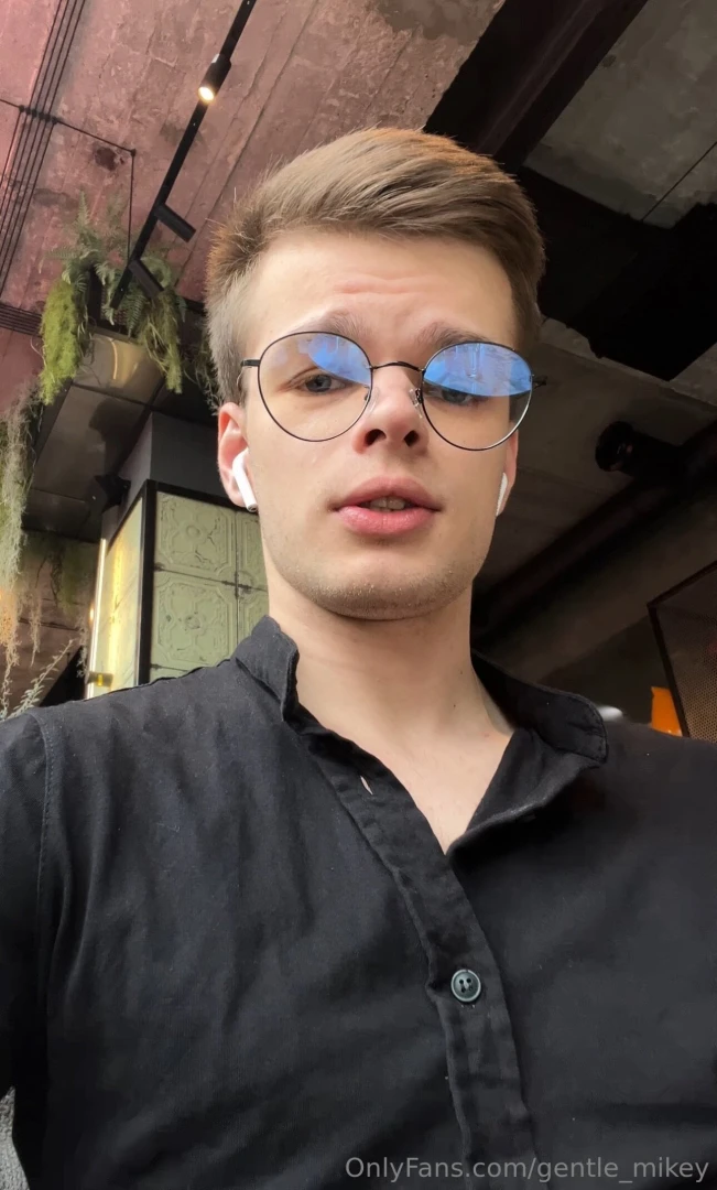 Today i decided to have lunch at a caf and enjoy some music 