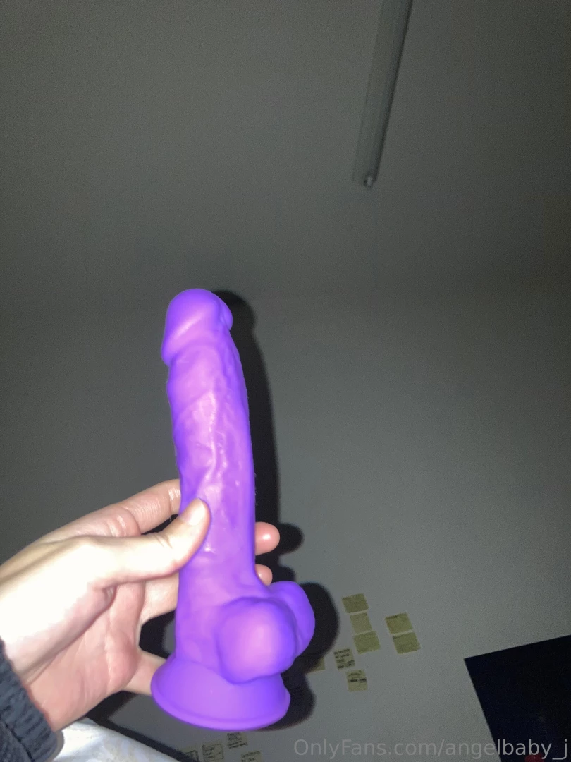 Feel free to send me your cock pics guys i d love to see them 