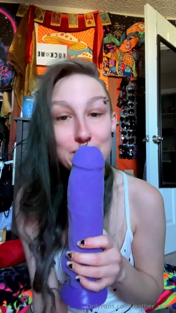 This dildo is so huge i can t fit it in my mouth at allll who wants to 