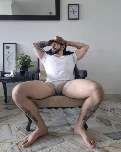 Llegu del gym con la sangre bombeando y oliendo a gimnasio