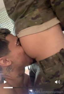 Hola perros os cont q el militar q me foll se dej comer el culo y