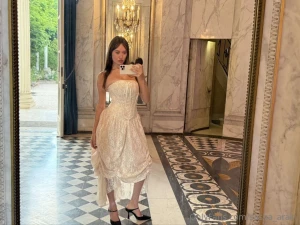 A selfie isn t just a photo it s a way to tell the world look at me