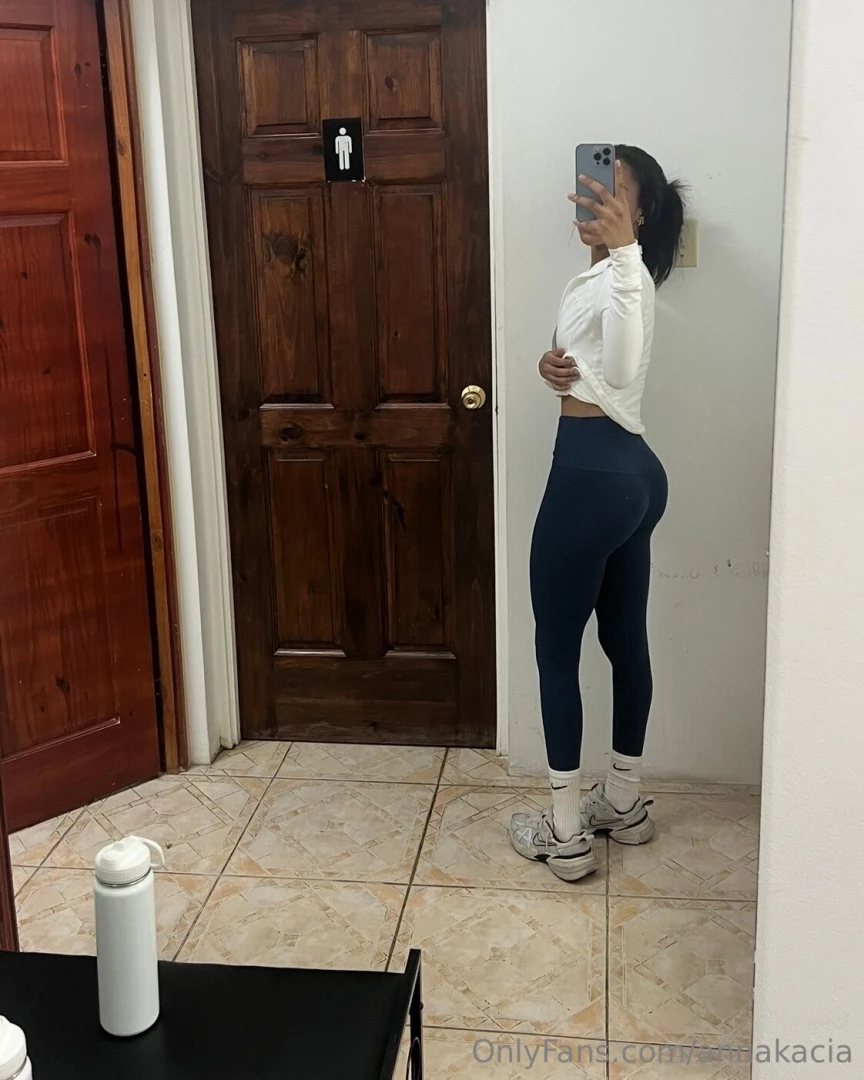 I prefer my mirror pics with no clothes on 