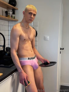 Who needs clothes when you have an appetite