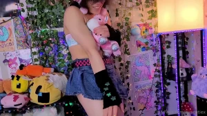 I got a new unicorn stuffie the other day and i really wanted to rub