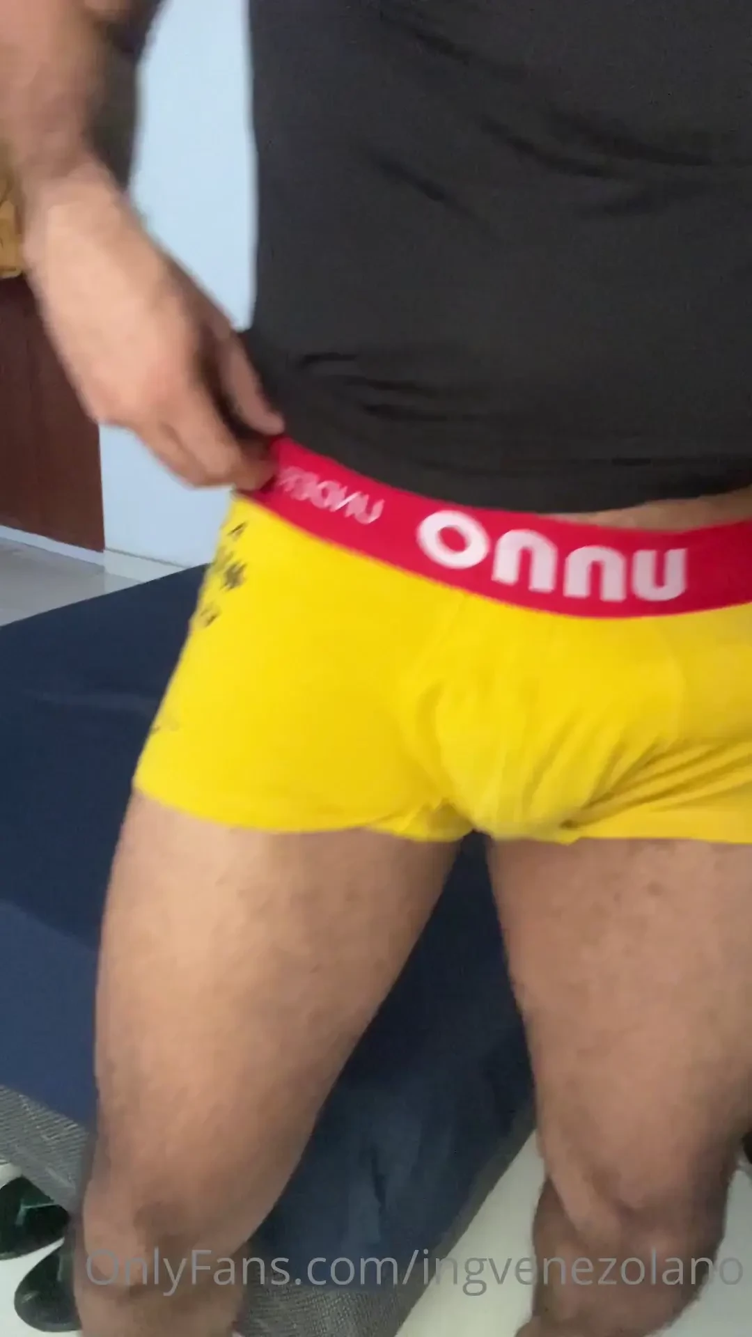 Sal del gimnasio muy cansado pero con la verga dura y no pude evitar 