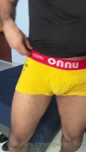 Sal del gimnasio muy cansado pero con la verga dura y no pude evitar