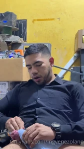 Me gusta mucho sacarme la verga en el trabajo y el morbo de que