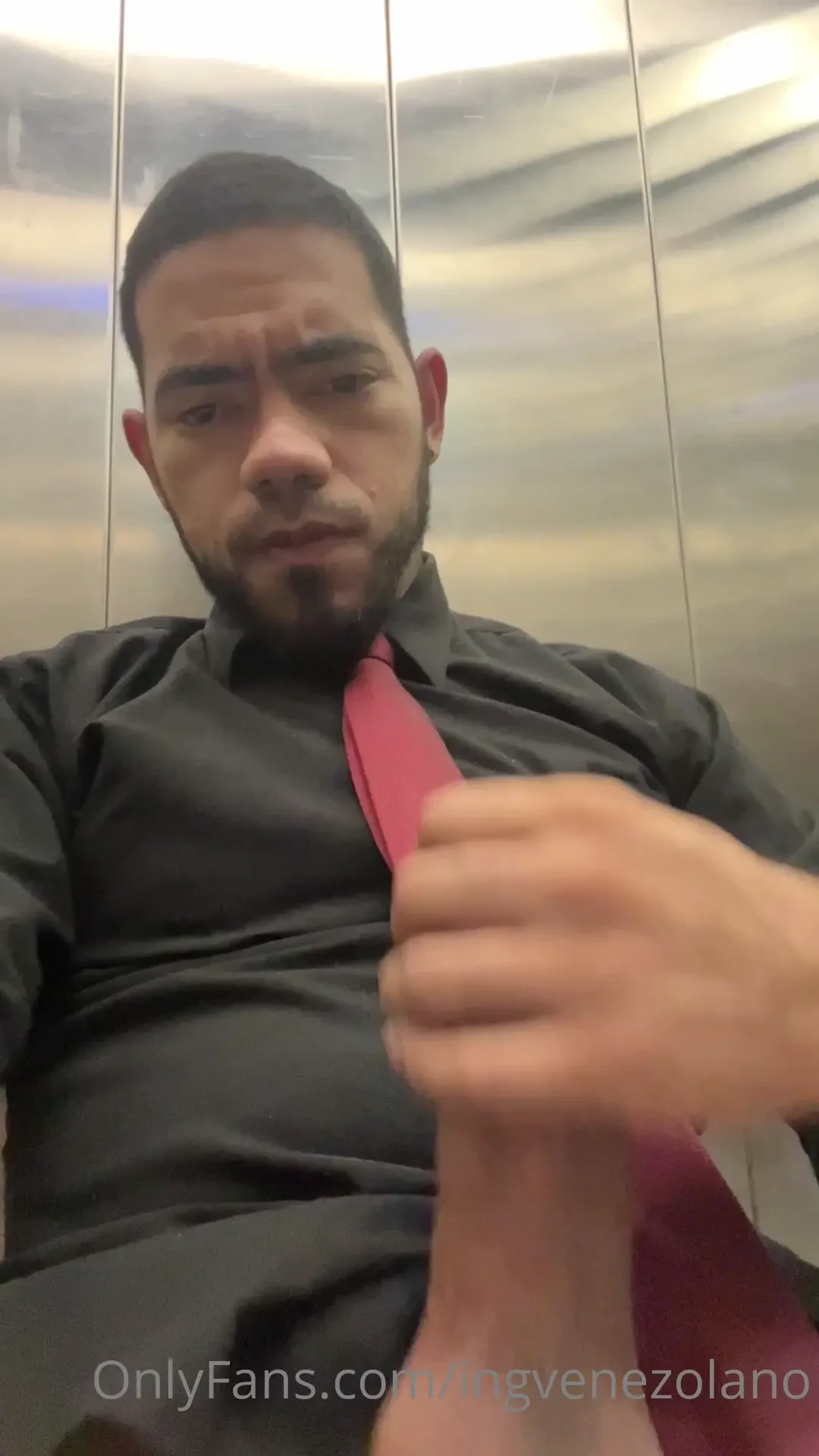 Tengo fantas as de comerme un culito rico en el ascensor de mi trabajo 