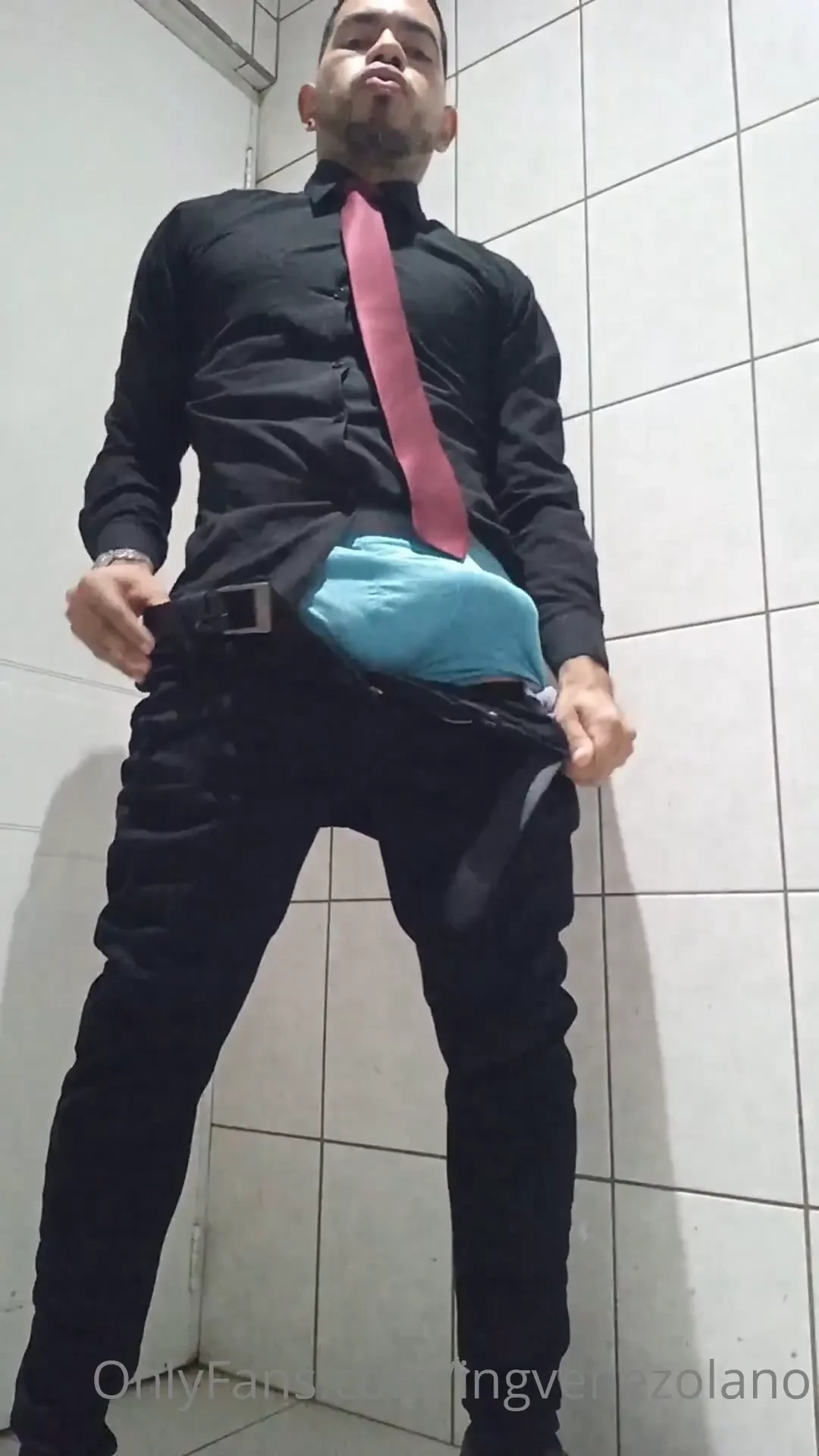 Mi polla se pone dura con el informe del trabajo 